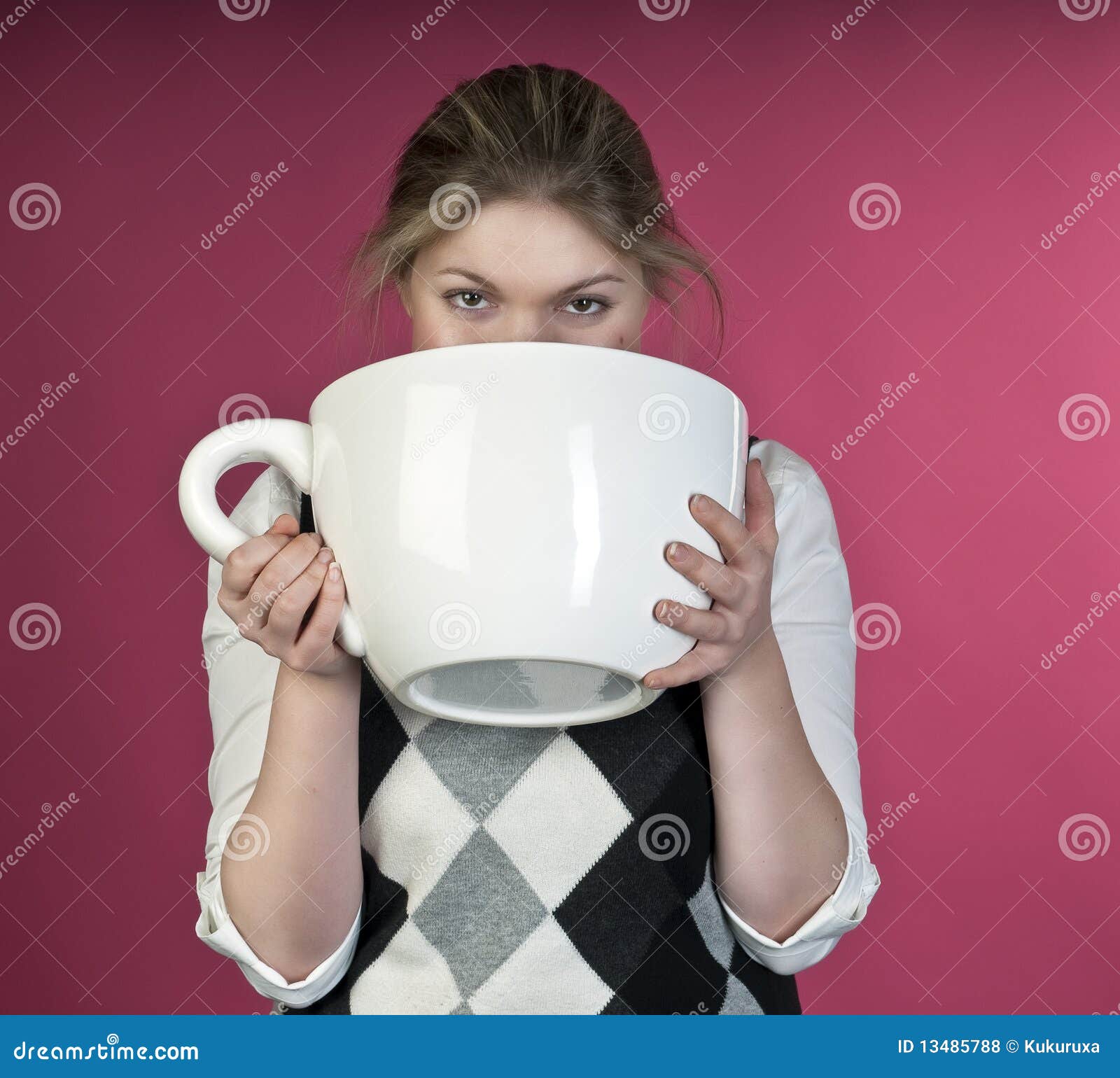 young-girl-to-drink-extra-large-cup-13485788.jpg